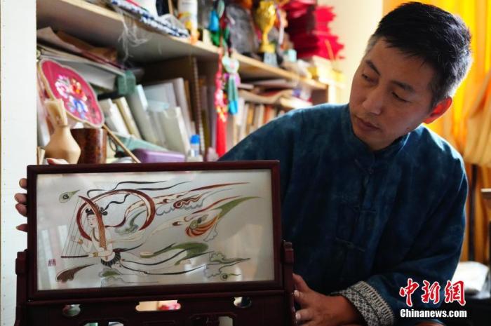 圖為劉云帆展示敦煌元素的刺繡作品。 中新社發(fā) 謝秉錫 攝