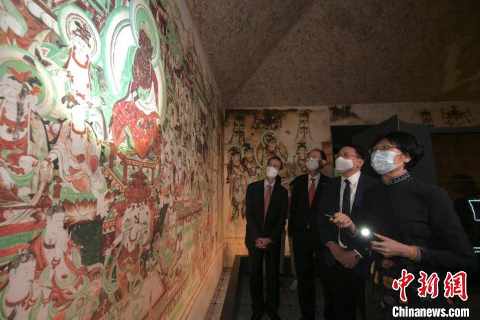 2022年8月23日，“敦煌：千載情緣的故事”展覽在香港開(kāi)幕。圖為展覽現(xiàn)場(chǎng)，嘉賓們一同觀展。　敦煌研究院供圖