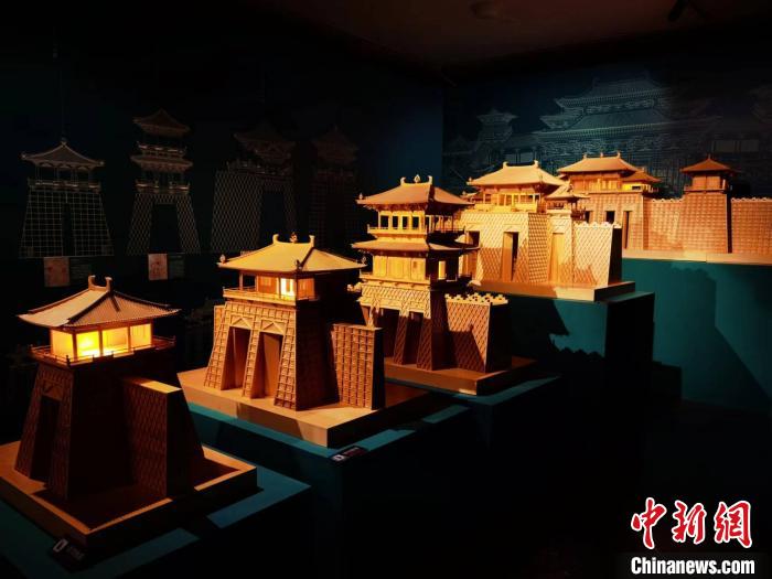 2022年11月，正在敦煌研究院展出的“千年?duì)I造——敦煌壁畫(huà)中的建筑之美”特展。　丁思 攝
