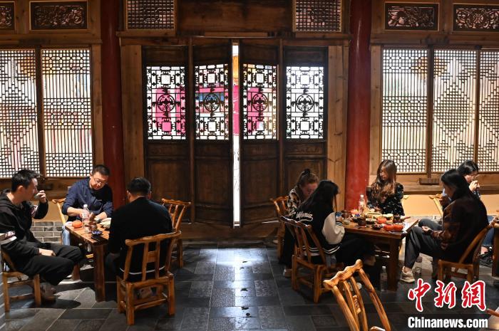 圖為甘肅天水市秦州區(qū)平南鎮(zhèn)蘇灣村民俗莊園內(nèi)的“圍爐煮茶”網(wǎng)紅打卡點。(資料圖) 李亞龍 攝