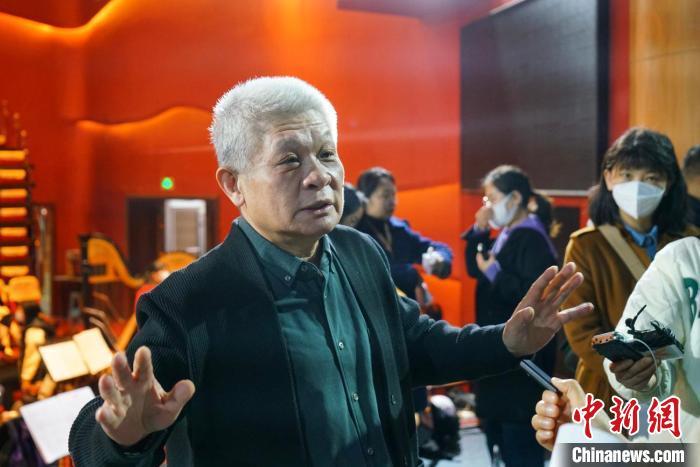 該劇導(dǎo)演蔣力向媒體介紹相關(guān)情況?！《∷?攝