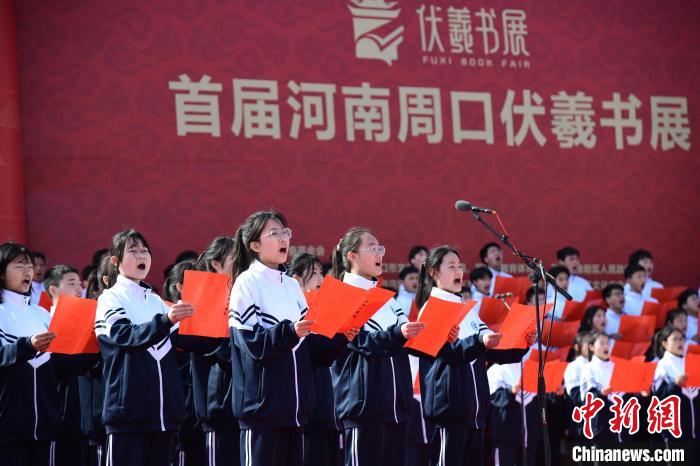 圖為學(xué)生們?cè)陂_幕式上誦讀經(jīng)典?！×赫赵?攝