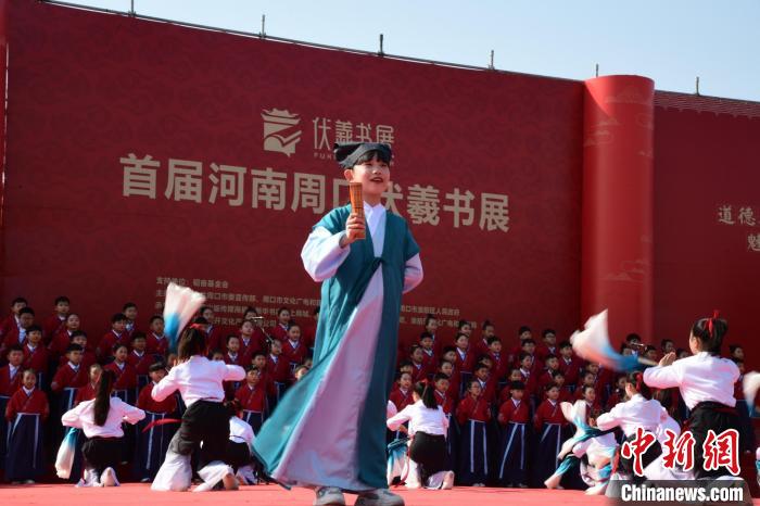 圖為學(xué)生們?cè)陂_幕式上誦讀經(jīng)典?！×赫赵?攝