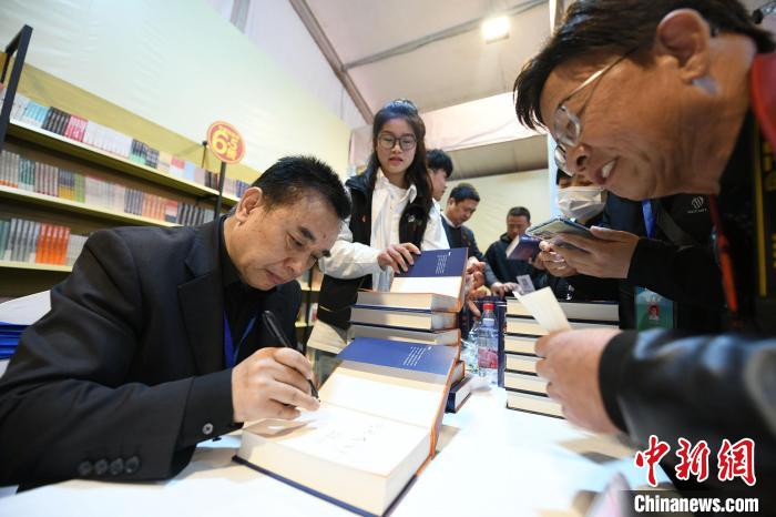 圖為作家王躍文現(xiàn)場(chǎng)簽名售書?！×赫赵?攝