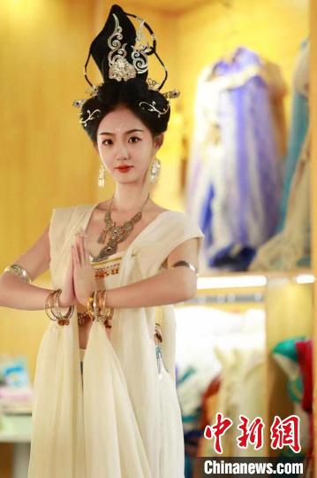 圖為身著“飛天裝”的敦煌大漠“逐舞者”奧楠。(資料圖) 敦煌市委宣傳部供圖