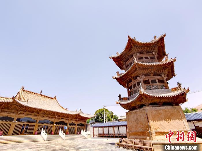 圖為阿河灘清真寺局部?！?zhí)砀?攝