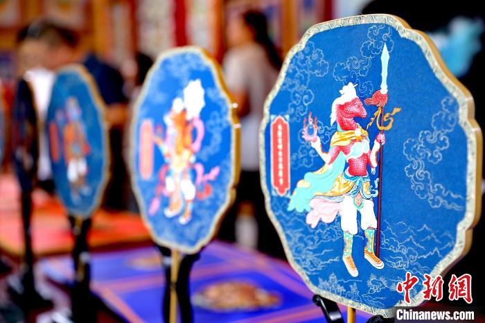 圖為唐卡延伸產(chǎn)品?！⊙Φ?攝