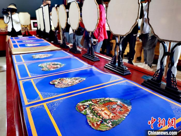 圖為唐卡延伸產(chǎn)品?！?zhí)砀?攝