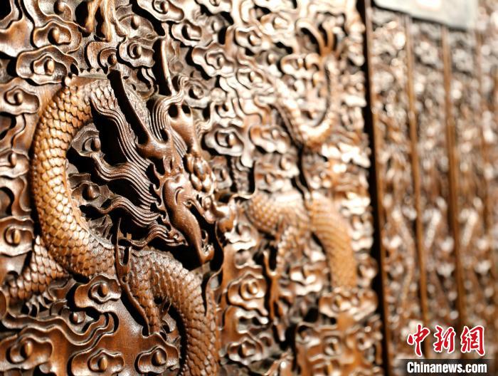 圖為青海永錄民俗博物館內(nèi)珍藏的中式家具細(xì)節(jié)展示?！⊙Φ?攝