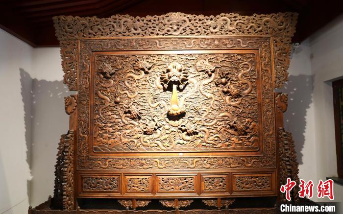 圖為青海永錄民俗博物館內(nèi)珍藏的中式家具?！⊙Φ?攝