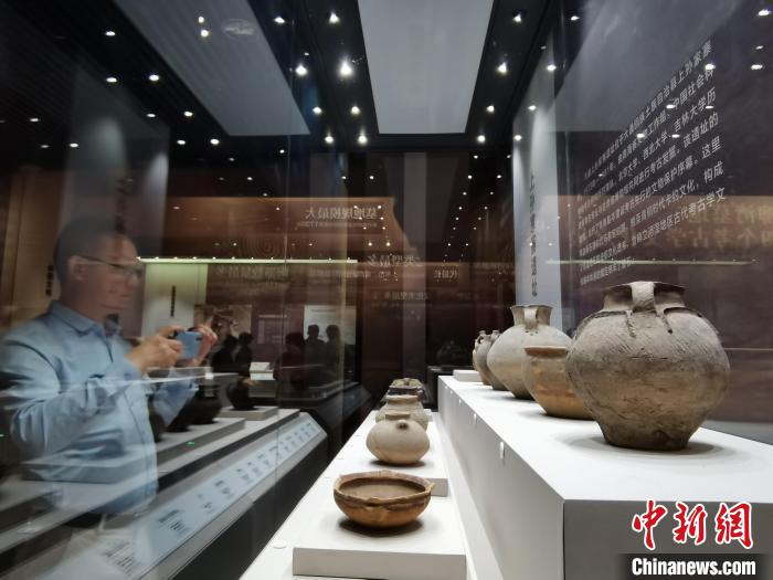 圖為河湟文化博物館展陳的陶器?！?zhí)砀?攝