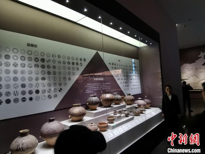 圖為河湟文化博物館展示的當?shù)爻鐾敛侍盏募y飾類別?！?zhí)砀?攝