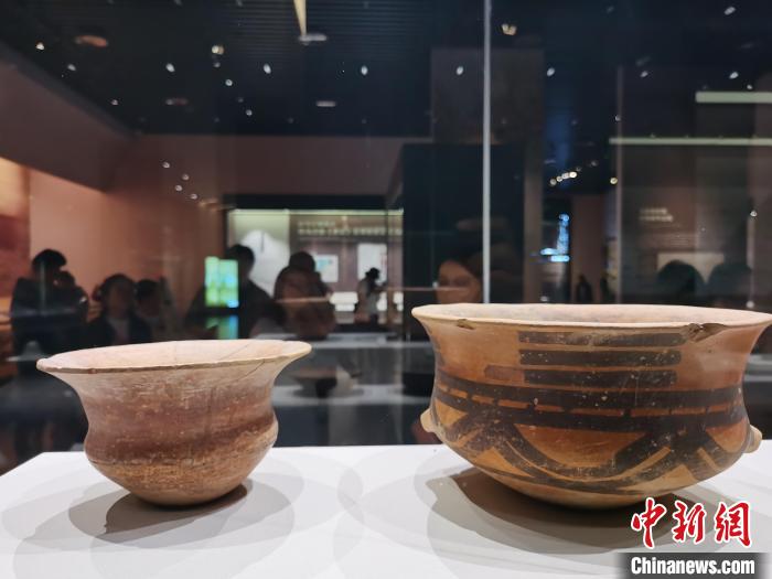 圖為河湟文化博物館展陳的陶器?！?zhí)砀?攝
