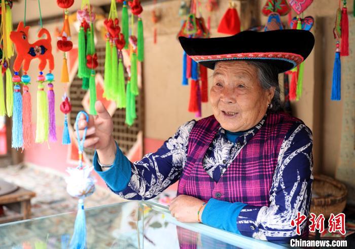 圖為土族繡娘展示繡品。　薛蒂 攝