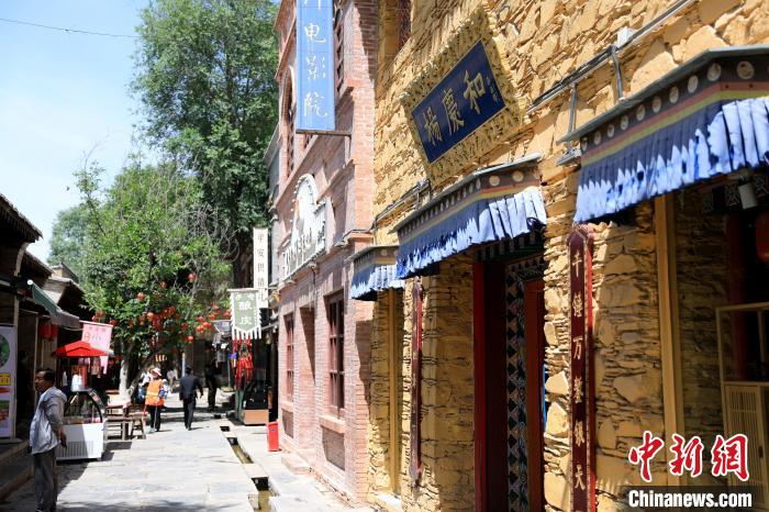 圖為平安驛·河湟民俗文化體驗(yàn)地的門店?！⊙Φ?攝
