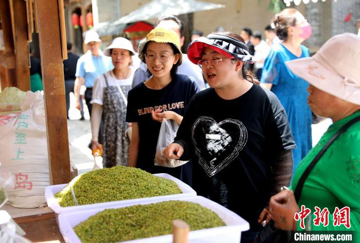 圖為民眾購買青海特色小吃?！⊙Φ?攝