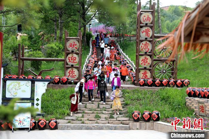圖為油嘴灣生態(tài)文化景區(qū)的游客?！⊙Φ?攝