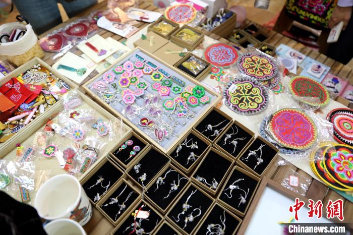 圖為盤(pán)繡作品?！⊙Φ?攝