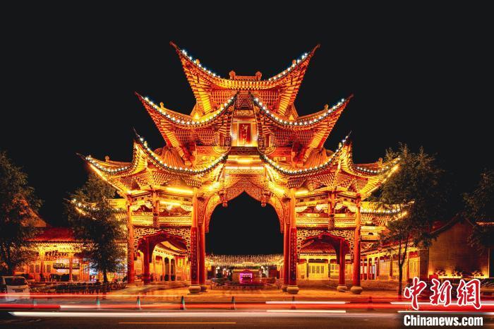 夜幕下的臨夏縣河州苑。夏雨 攝