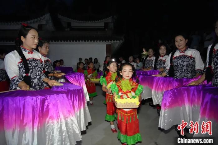 甘肅省西和縣姜席鎮(zhèn)晚霞湖畔，當?shù)孛耖g舉行盛大的乞巧儀式。魏朵朵 攝
