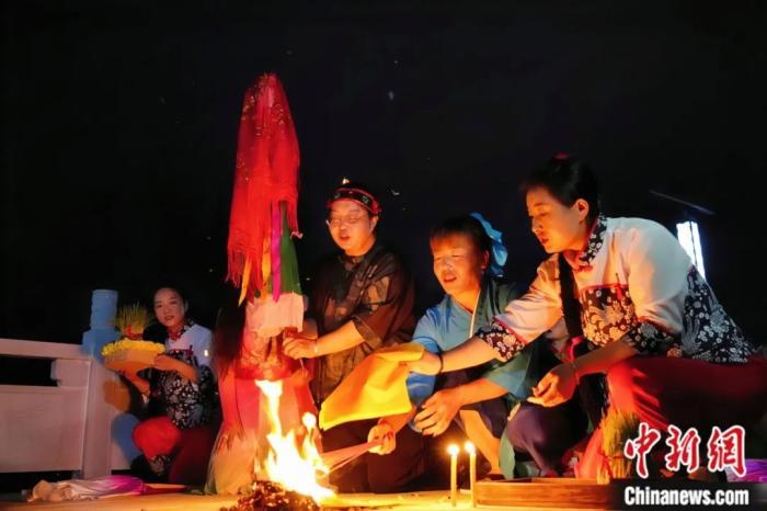 持續(xù)七天八夜的乞巧節(jié)正在西漢水上游的甘肅省西和縣進行。西和縣姜席鎮(zhèn)晚霞湖畔，民眾“巧頭”點蠟、炷香、焚裱紙、跪拜，準備將“巧娘娘”請進院。魏朵朵 攝