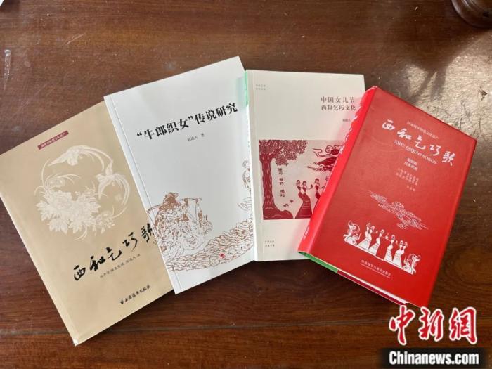 為保護傳承流傳千年的乞巧節(jié)，諸多乞巧節(jié)相關著作出版面世。閆姣 攝
