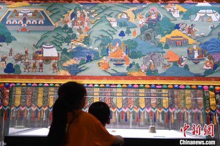 8月20日，兩名小觀(guān)眾參觀(guān)大型歷史題材卷軸唐卡“涼州會(huì)盟”?！〈魑牟?攝