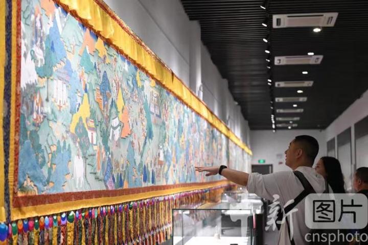 圖為觀眾參觀唐卡《涼州會盟》。 中新社記者 戴文昌 攝