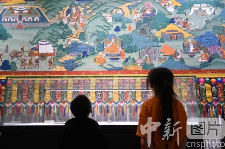 圖為觀眾參觀唐卡《涼州會盟》。 中新社記者 戴文昌 攝