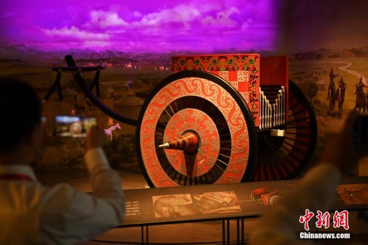 8月16日，甘肅省天水市張家川回族自治縣馬家塬車輿博物館內(nèi)，游客拍攝等比例的戰(zhàn)國西戎車輿復(fù)制品。