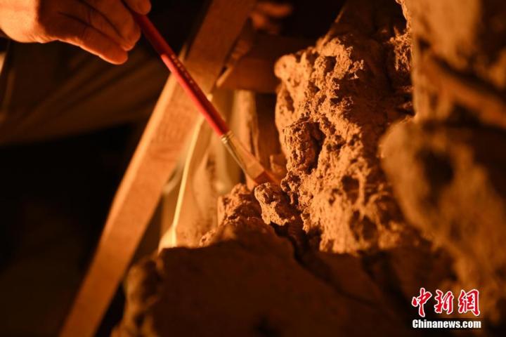 8月25日，文物修復(fù)師牟常有進行文物修復(fù)工作。