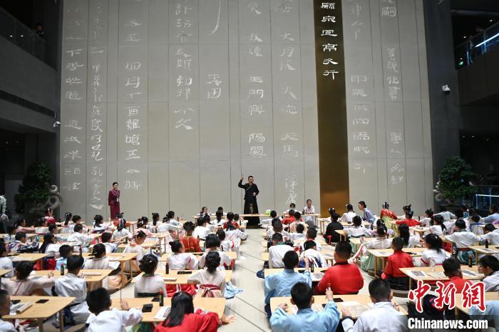 圖為9月7日，甘肅簡(jiǎn)牘博物館開(kāi)館儀式在蘭州舉行，小朋友們學(xué)習(xí)書寫簡(jiǎn)牘中的文字?！≈行律缬浾?九美旦增 攝