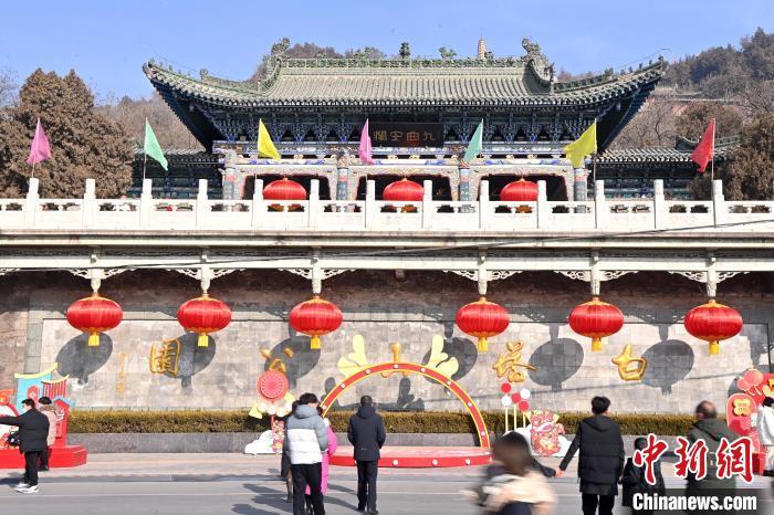 1月30日，裝扮一新的蘭州白塔山公園節(jié)日氛圍濃厚。九美旦增 攝</p><p>