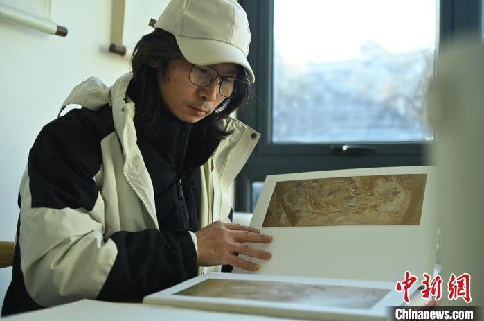 圖為季茂杰研究敦煌文化相關(guān)書籍。李亞龍 攝</p>
<p>