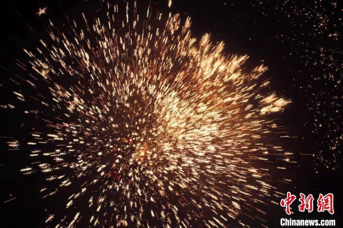 據(jù)悉，“花”與“發(fā)”諧音，取“打花打花，越打越發(fā)”之意?！按蜩F花”不僅蘊含著人們祈福納祥的美好愿望，也展現(xiàn)了民間生鐵冶煉傳統(tǒng)技藝的工匠精神。侯奇志 攝