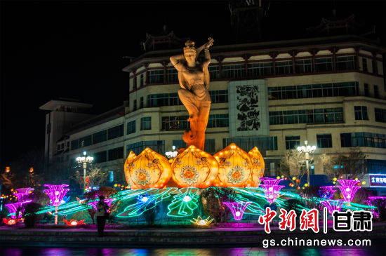 2024年春節(jié)期間，敦煌市中心盤旋路上的反彈琵琶燈組。王斌銀 攝