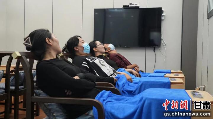 圖為當?shù)鼐用耋w驗藏醫(yī)院診療。卓瑪草 攝