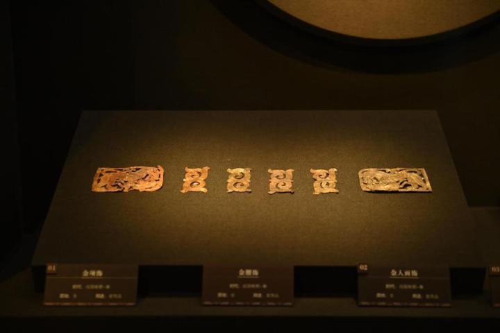張家川縣馬家塬車(chē)輿博物館展陳的馬家塬遺址出土的金項(xiàng)飾、金腰飾、金人畫(huà)飾等。李亞龍 攝　　