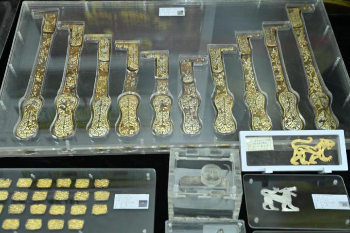 張家川馬家塬出土的金帶飾、大角羊、人形鉛俑及狼形銀車(chē)輿飾等文物。