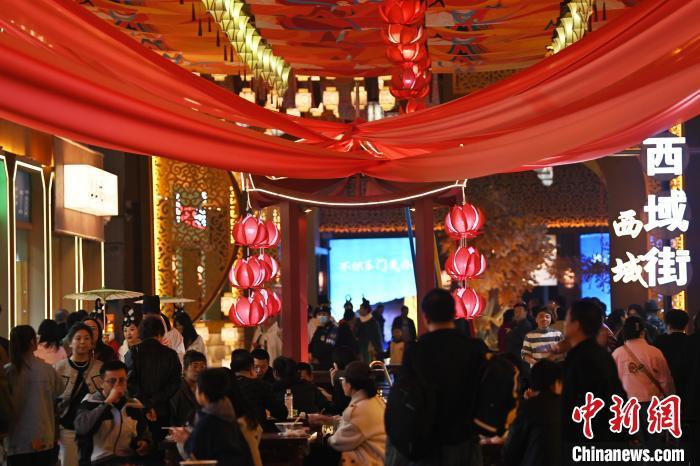 圖為街區(qū)現(xiàn)場(chǎng)游客絡(luò)繹不絕。李亞龍 攝</p>
<p>