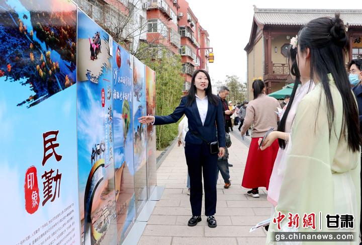3月下旬，民勤縣在天水啟漢樓廣場舉行推介會(huì)，宣傳本地旅游資源和農(nóng)特優(yōu)產(chǎn)品。圖為工作人員向游客介紹民勤自然風(fēng)光、歷史文化。馬愛彬 攝