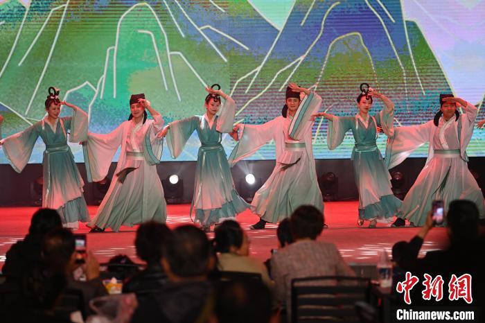 圖為工作人員進行舞蹈表演。李亞龍 攝