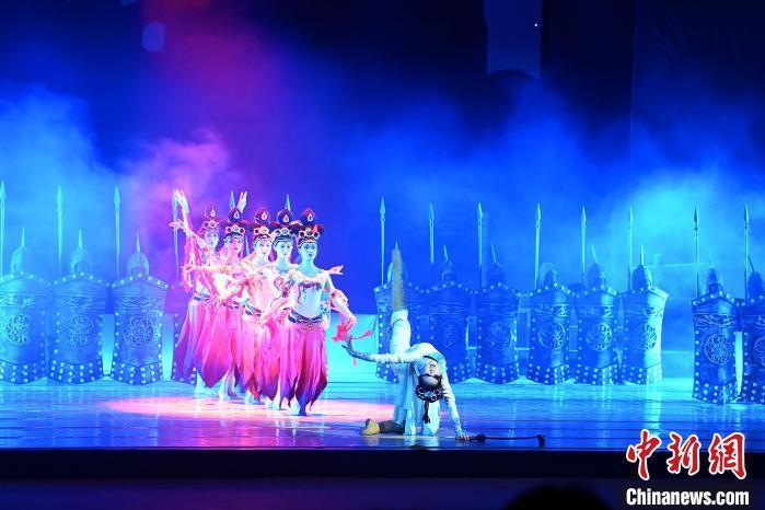 2023年2月18日，蘭州歌舞劇院創(chuàng)排的大型舞劇《大夢(mèng)敦煌》?！　【琶赖┰?攝