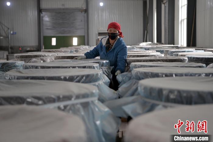 5月10日，工作人員檢查裝有酒糟的壇子。九美旦增　攝