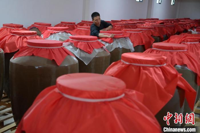 圖為5月10日，工作人員在儲(chǔ)酒庫(kù)檢查酒缸密封性。九美旦增　攝