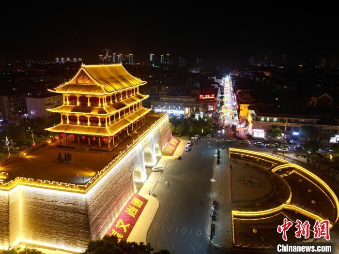 圖為武威市標(biāo)志性建筑涼州古城門燈光亮起。(無(wú)人機(jī)照片) 　戴文昌 攝</p><p>