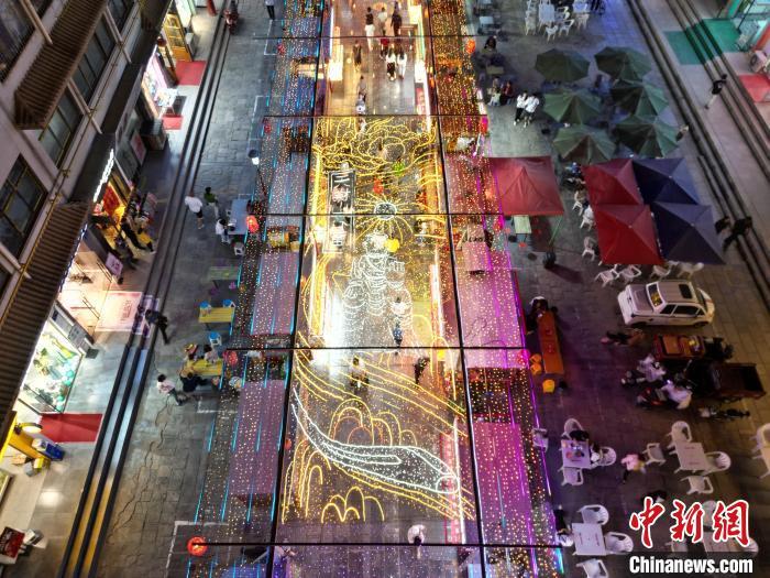 圖為明清街夜市燈光點(diǎn)亮具有武威文化元素的“天梯山石窟”彩燈。(無(wú)人機(jī)照片) 　戴文昌 攝</p><p>