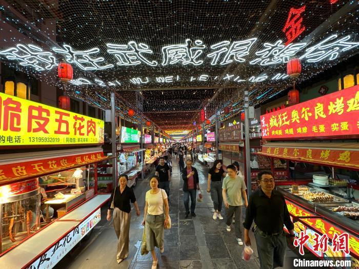 圖為明清街夜市燈光點(diǎn)亮“我在武威很想你”?！〈魑牟?攝</p><p>