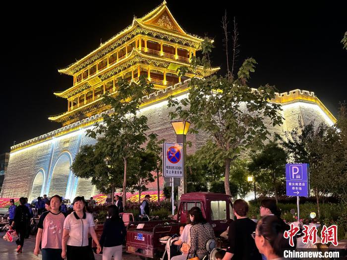 圖為夜幕降臨，涼州古城門燈光亮起。　戴文昌 攝