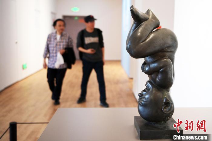 5月21日，觀眾參觀“絲路印跡”雕塑藝術(shù)作品展展出的雕塑作品。九美旦增 攝</p>
<p>